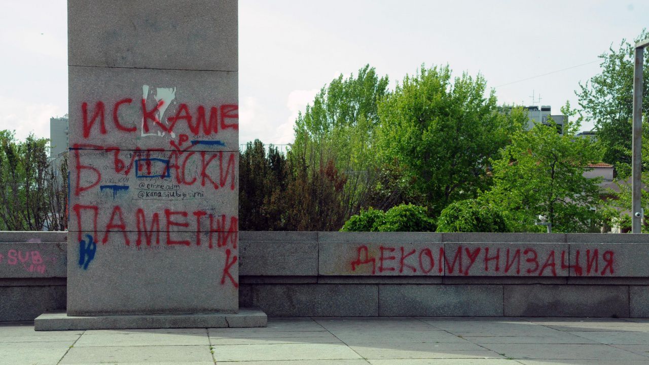 Надраскаха паметника "Альоша" в Бургас