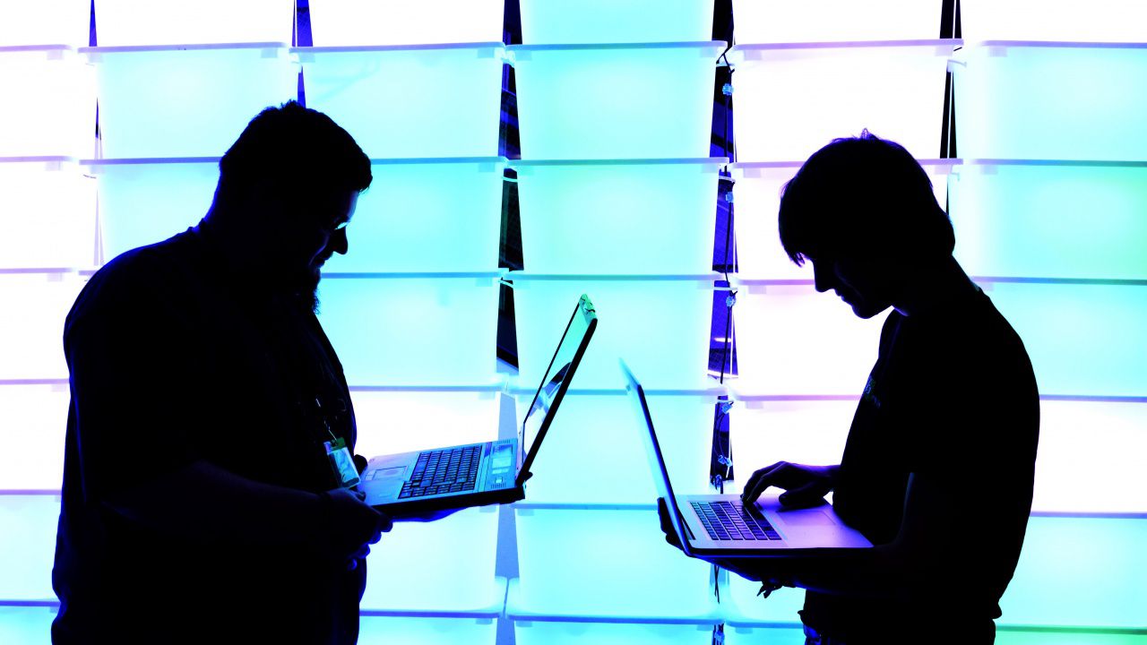 Украински хакери удариха сайтовете на руски институции. Бяха отменени много сватби