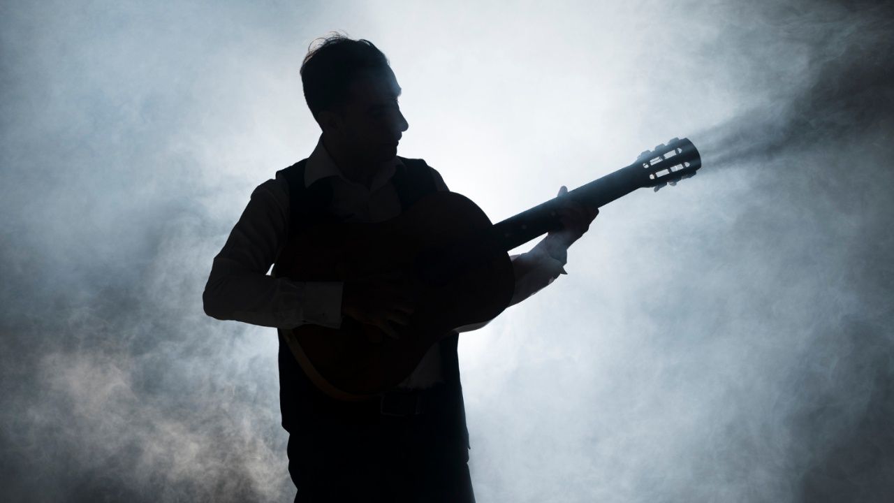 Изпълнител загина от токов удар по време на концерт, след като се прегърна с фен