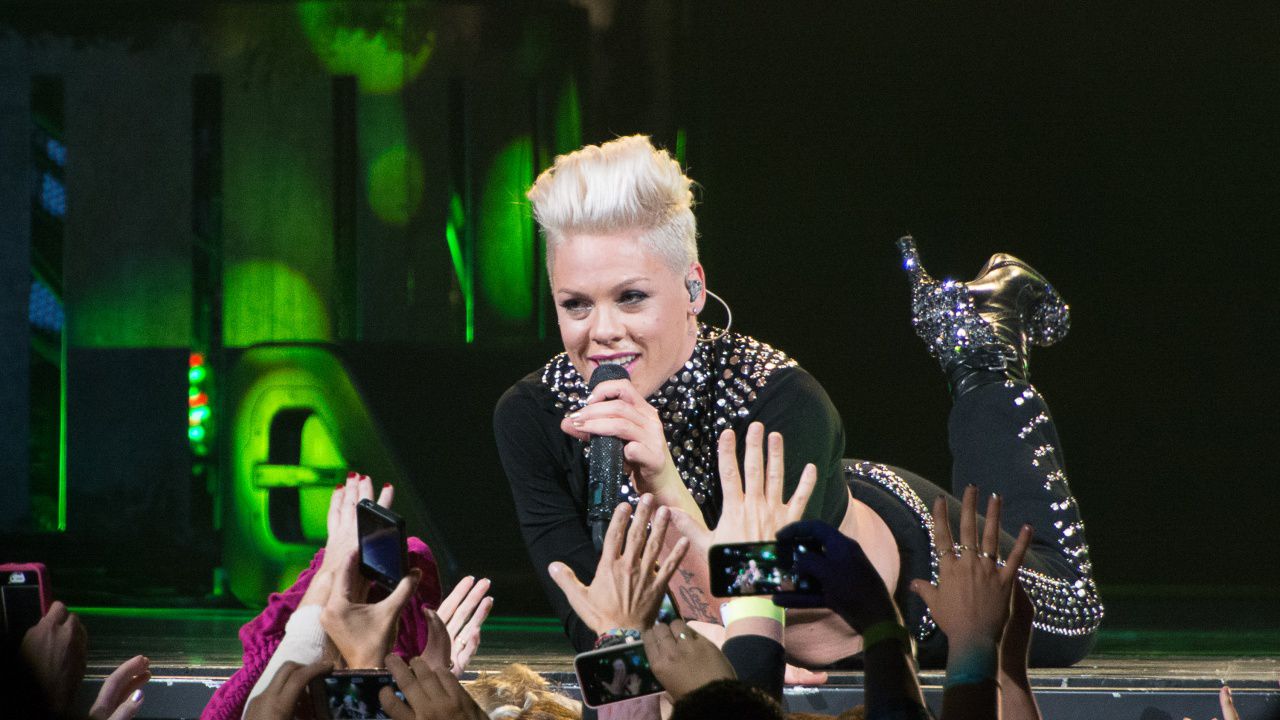 Фен хвърли пепелта на майка си на сцената по време на концерт на Пинк