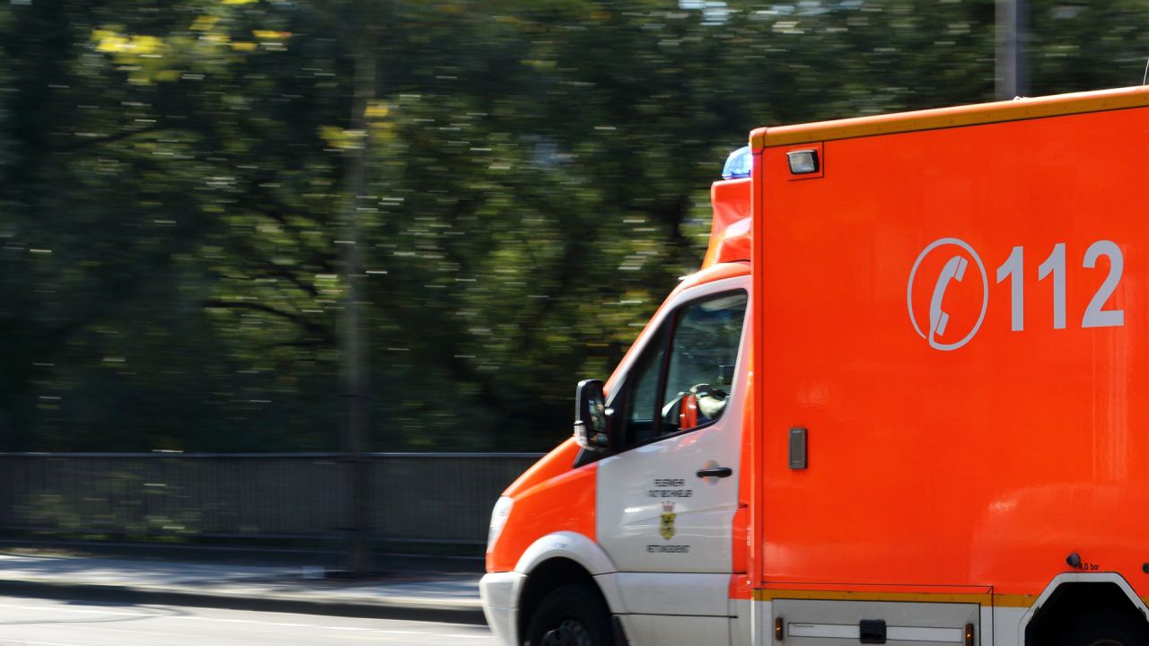 Работник е пострадал тежко след падане от покрив на къща