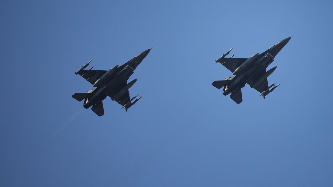 Четири самолета F-16 на турските военновъздушни сили пристигнаха в Румъния