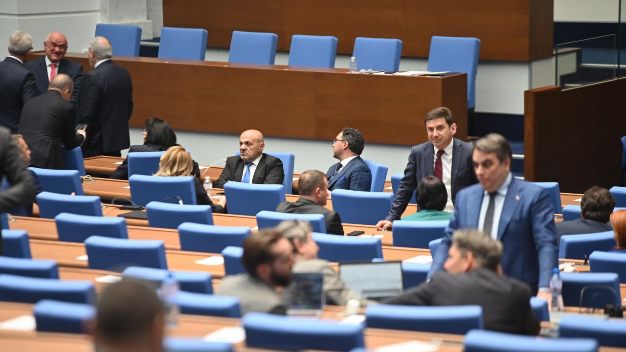 ПП-ДБ внесе подписи за извънредно заседание на парламента