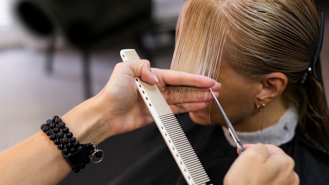 НАП: Намаляха укритите приходи на фризьорките, козметичките и маникюристките