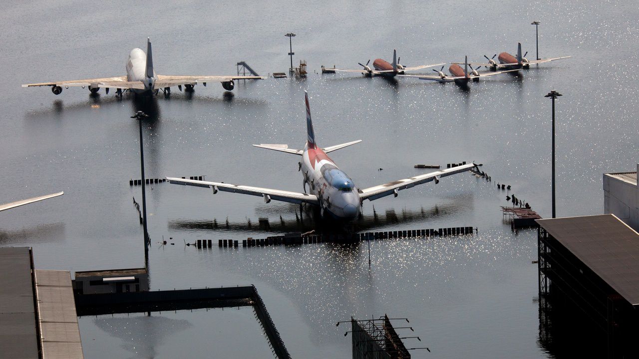 Дъждовете в Дубай превърнаха самолетните писти в море