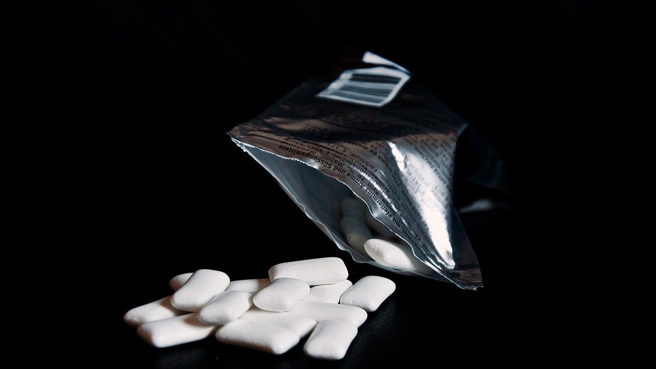 БАБХ иззе дъвки и енергийни напитки с вкус на канабис от магазин в София