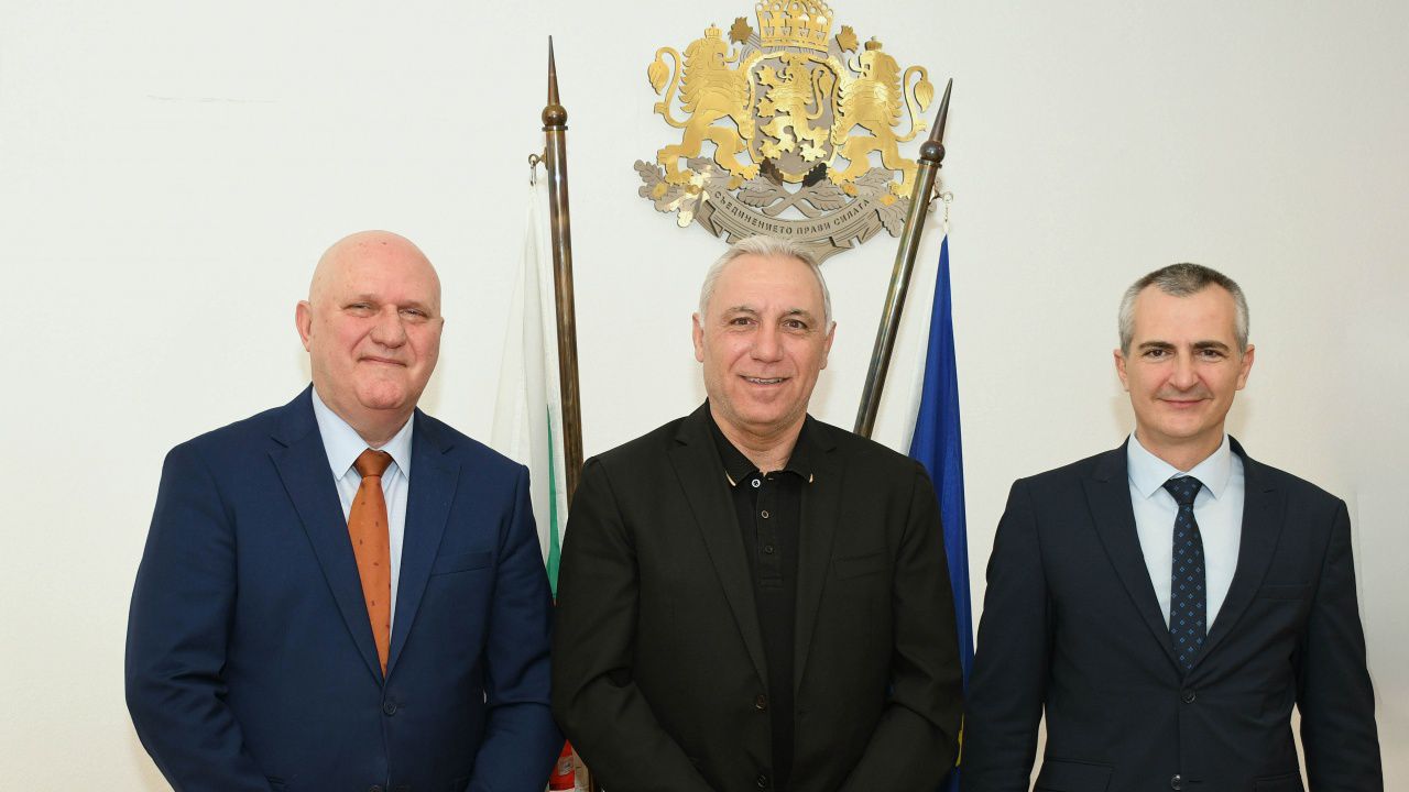 Стартира изграждането на нови спортни площадки в над 370 училища