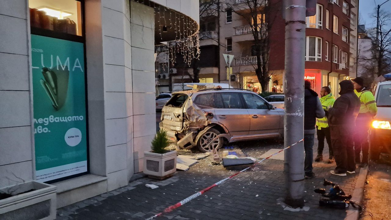 Кола се вряза в магазин в София, има пострадали