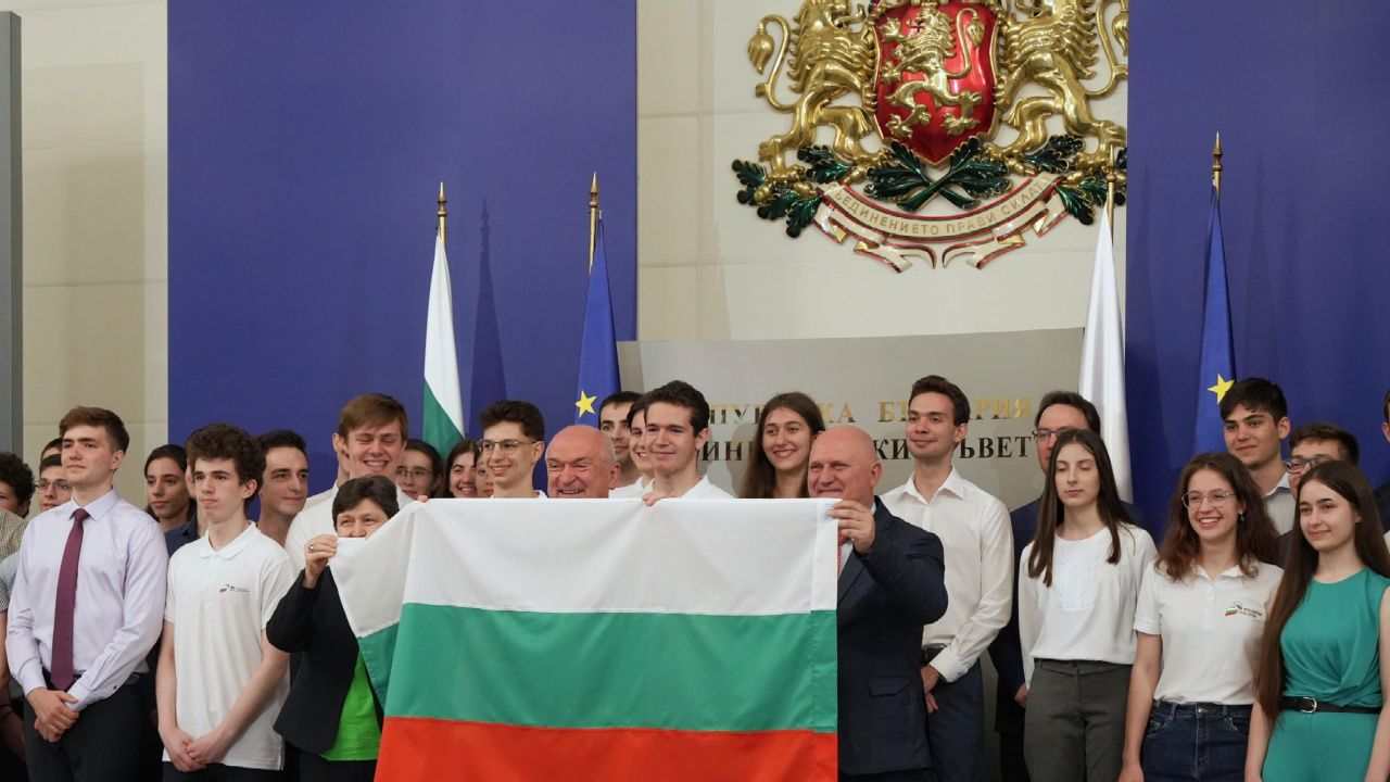 Премиерът Главчев връчи националния флаг на олимпийските отбори по природни науки