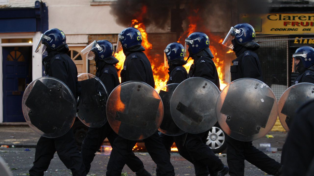 Смъртта на двама младежи запали Кардиф