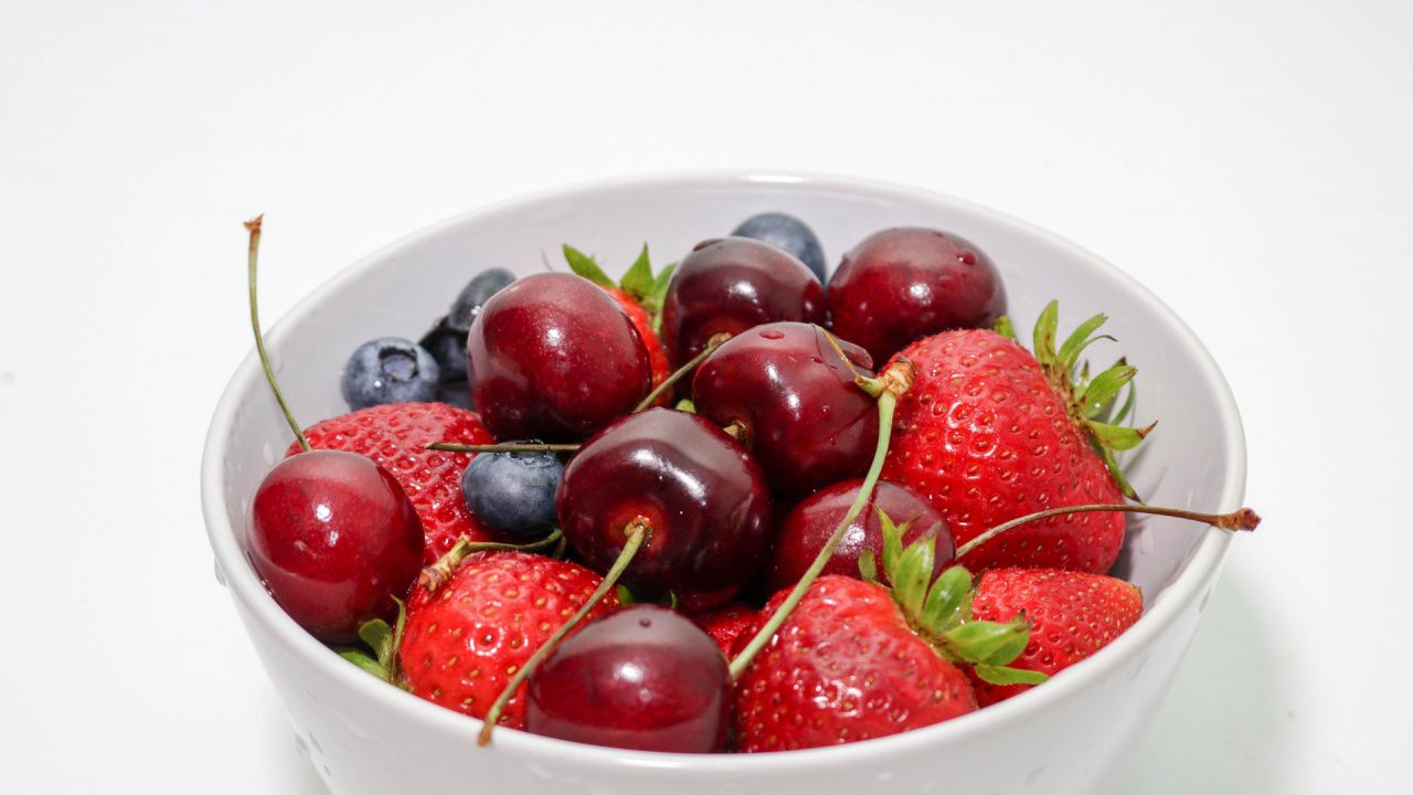 Сланите унищожиха черешите, но ягоди - макар и малко, ще има