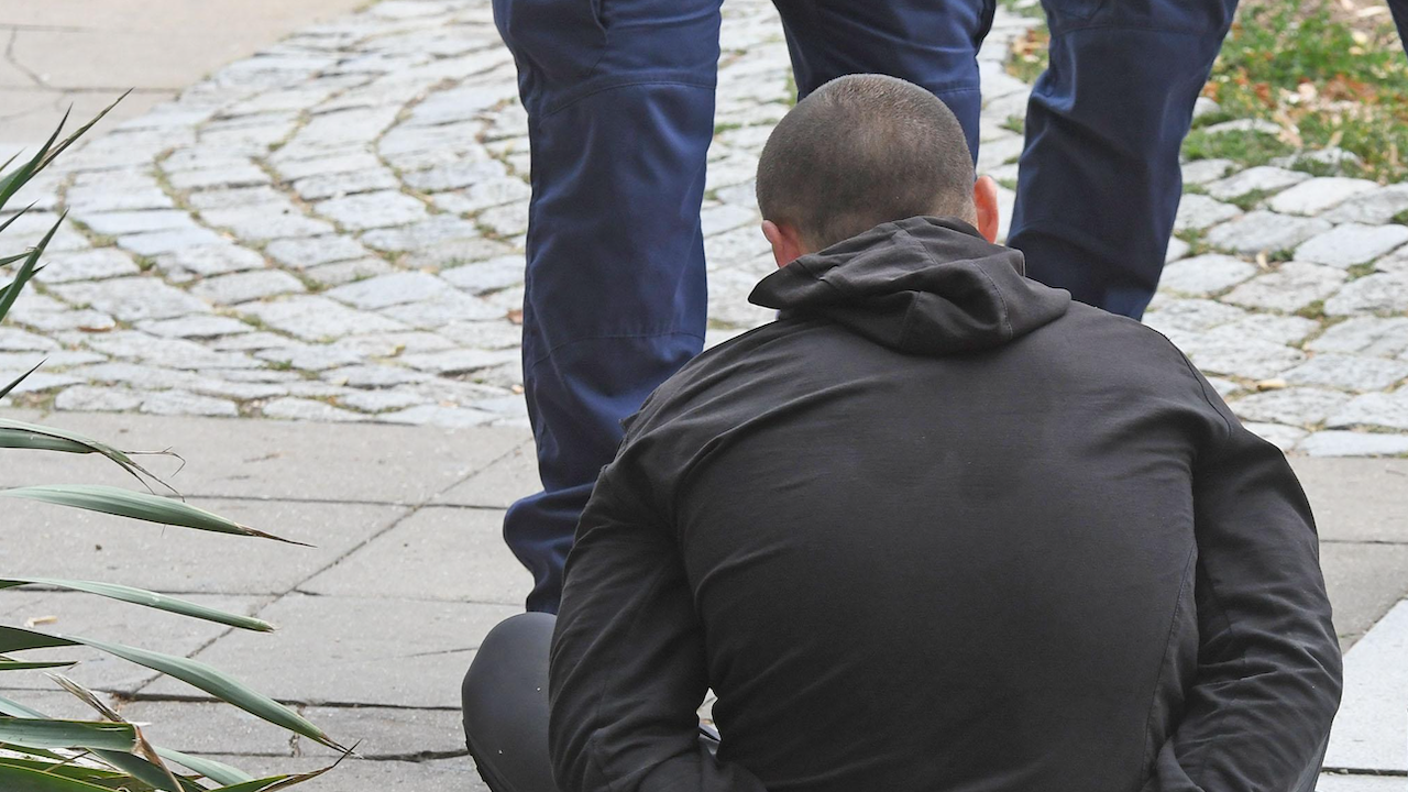 Задържаха полицай в Казанлък