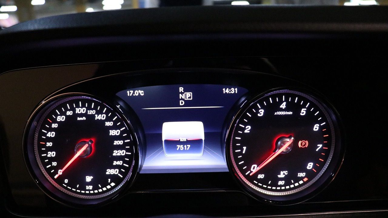 Скоростта, която показва километража на колата е по-висока от реалната