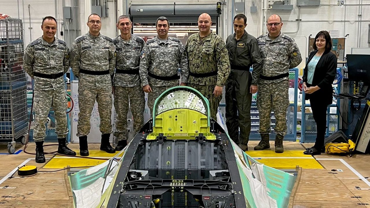 Българска делегация посети завода за производство на F-16