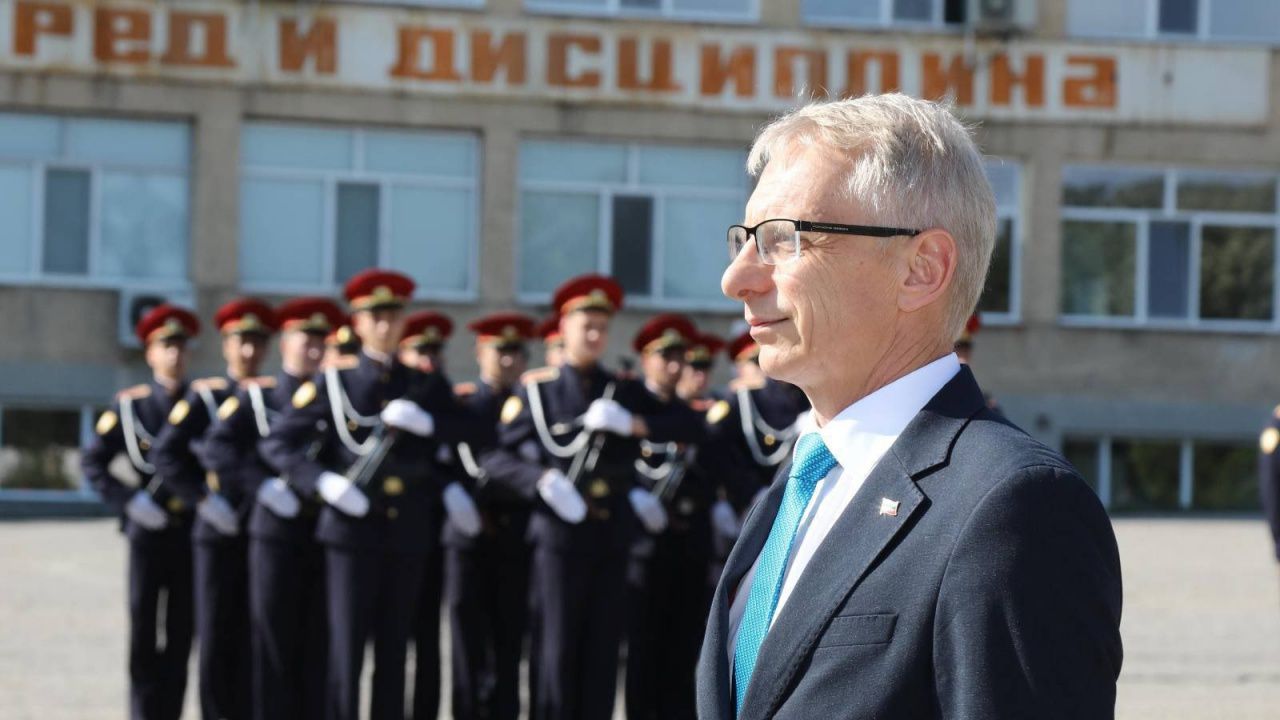 Премиерът: Обмисля се смесено финансиране за висшето военно образование