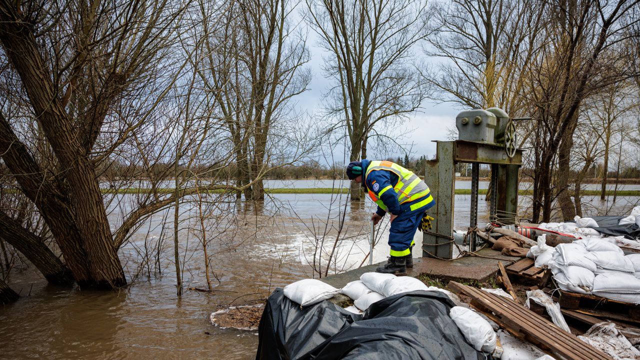 Продължава борбата с наводненията в Германия