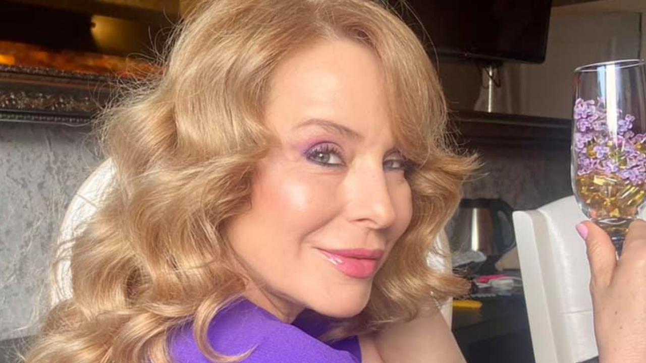 Мира Добрева пръска сексапил на плажа в Италия