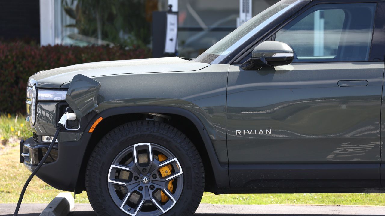 Експеримент при 100 км/ч: Мантинелите не спират тежките електромобили на пътя