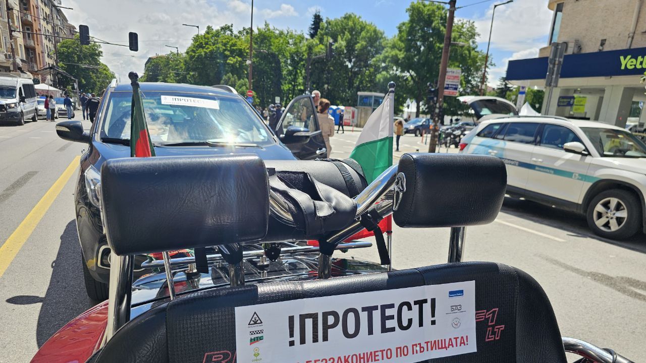 С пешеходно и автошествие протест „СТОП на беззаконието по пътищата“ се проведе в центъра на София