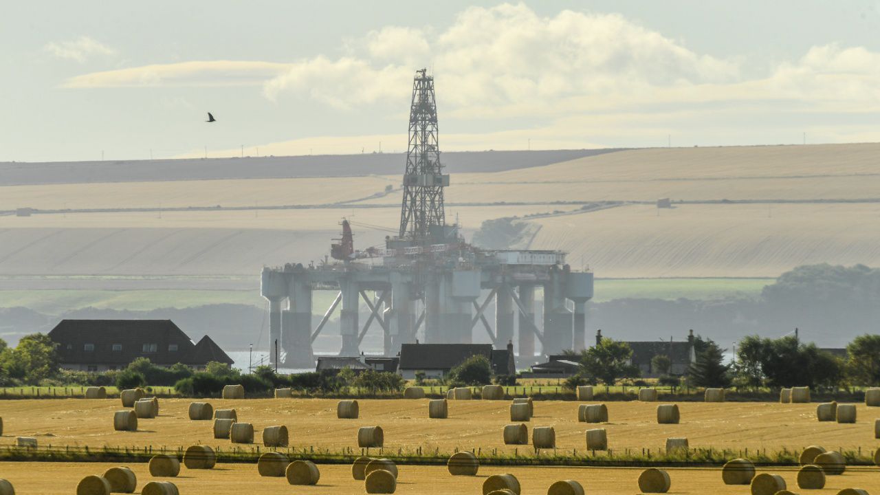 Трима ранени при срутване на нефтена сондажна платформа в Турция