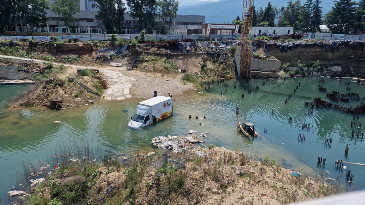 Хора се спасиха от жегите в огромна локва на изоставен строеж в София