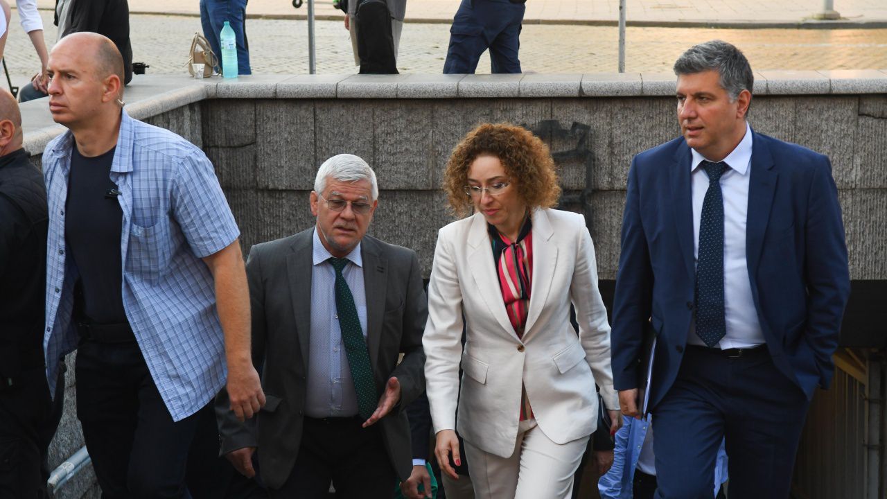 Осем министри на парламентарен контрол