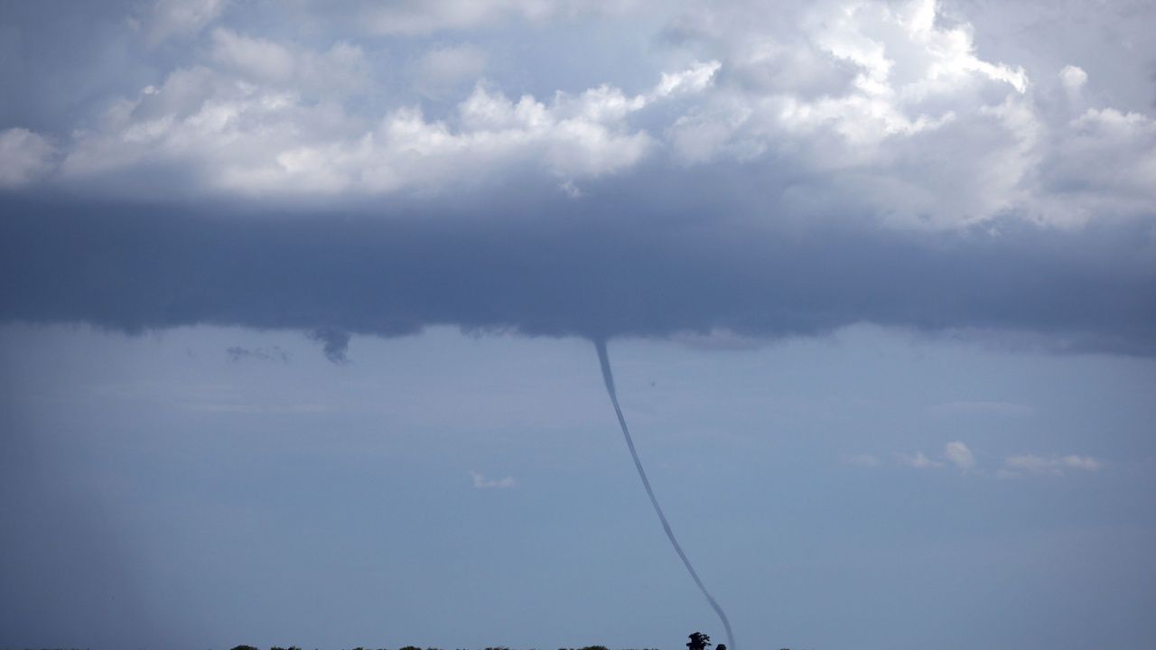 Смерч вилня на плаж във Флорида, двама са ранени