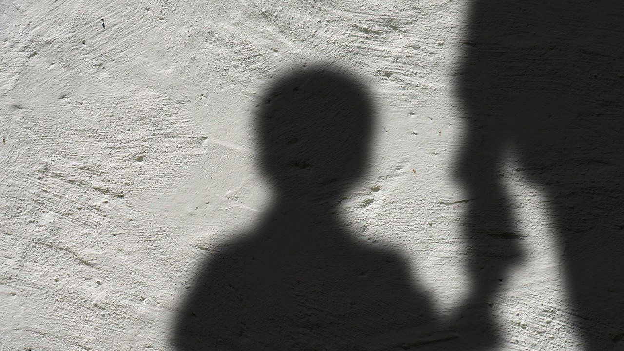 Потресаващо: Родители държали 7-годишно дете в кокошарник