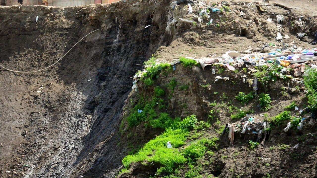 Свличане на камъни и земна маса затрудни движението през Кресненското дефиле