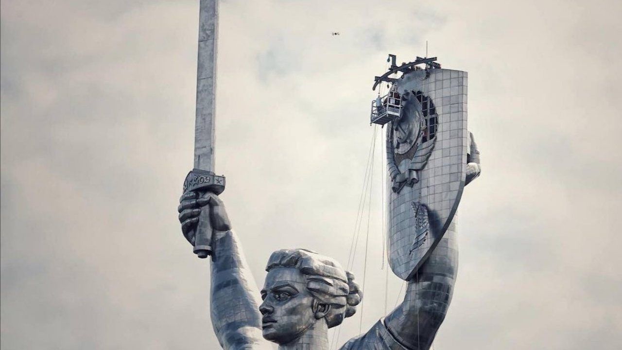 Премахват съветския герб от емблематичен паметник в Киев