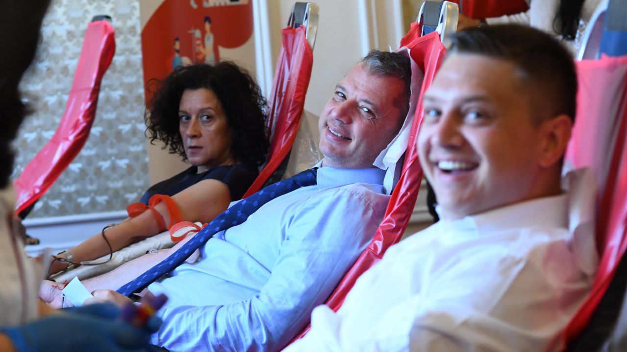 Депутати се включиха в кръводарителска акция в парламента