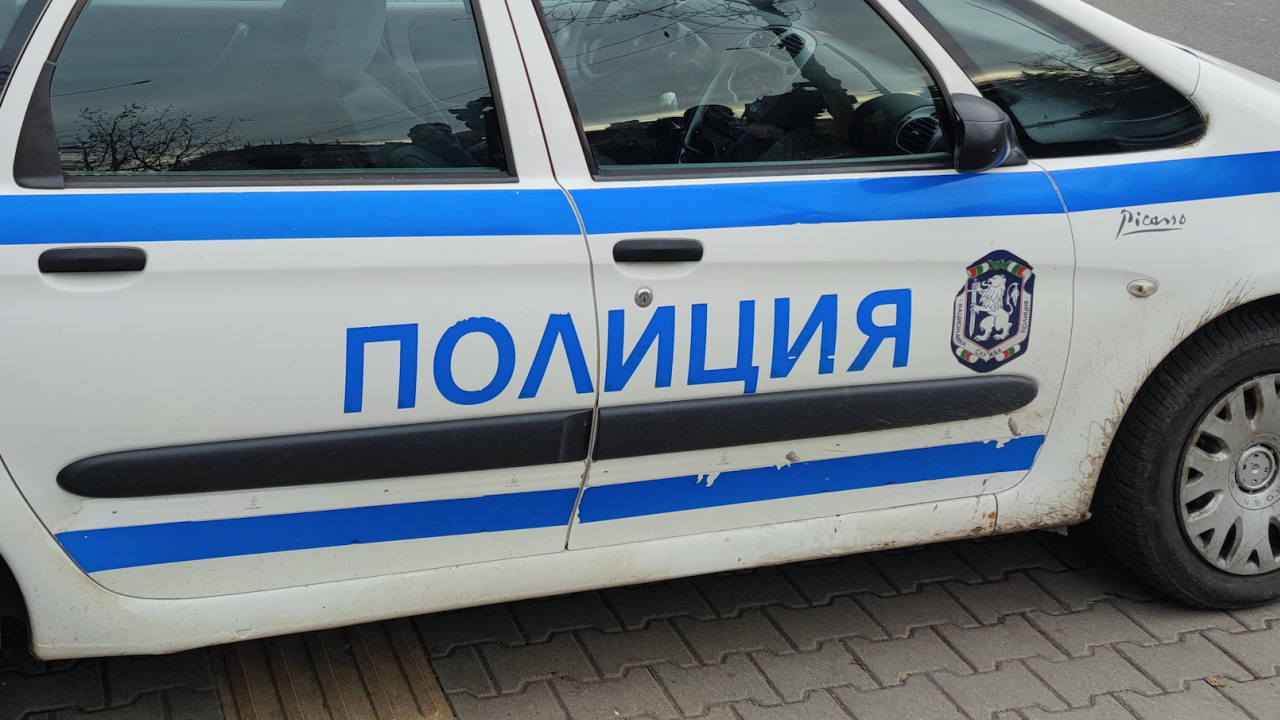 Двама полицаи пострадаха при арест на 17-годишен младеж