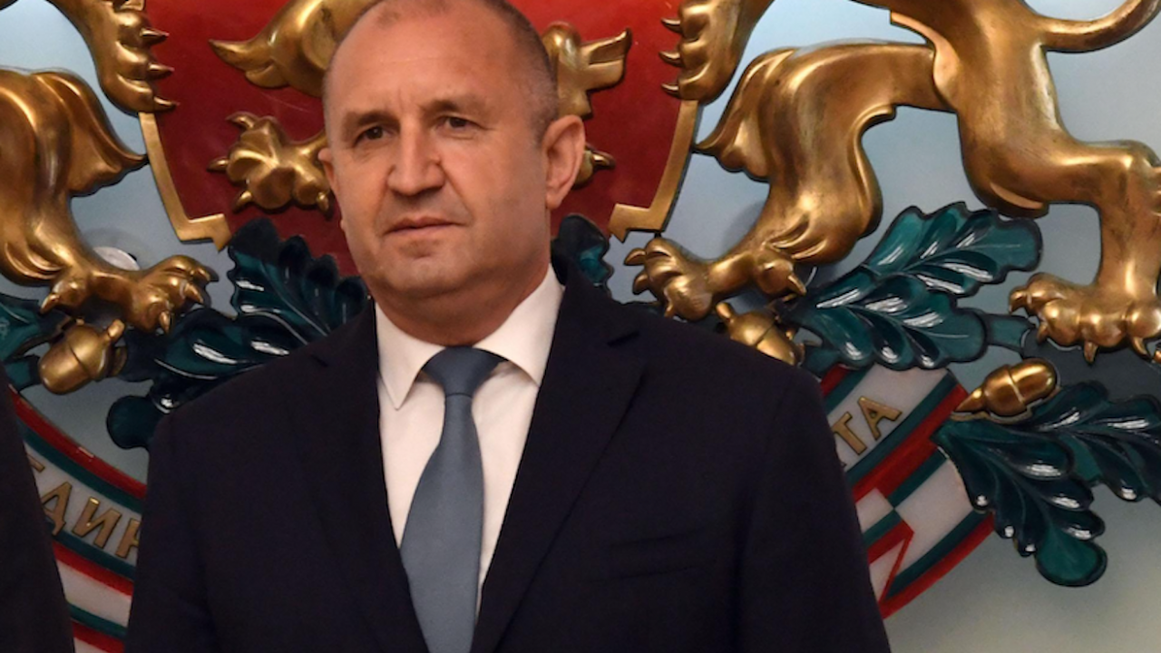 Румен Радев наблюдава учението „Отбранителен щит“ на полигона в Ново село