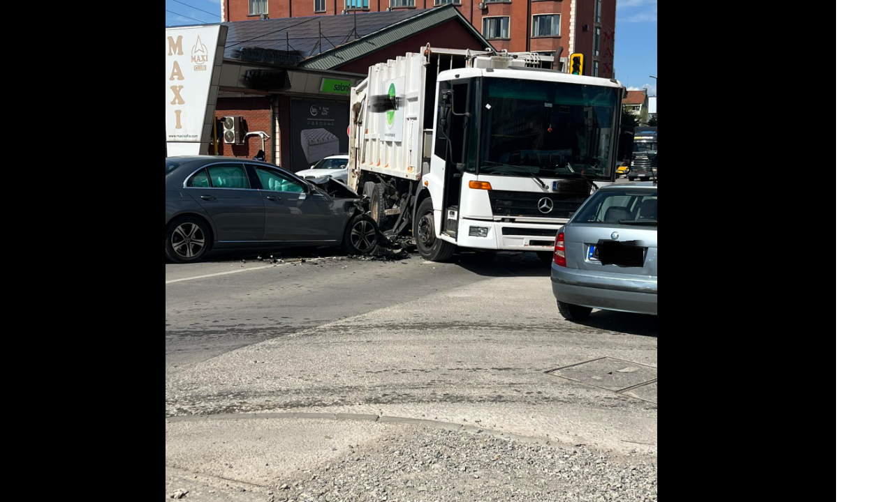 "Мерцедес" се завря под боклукчийски камион в София