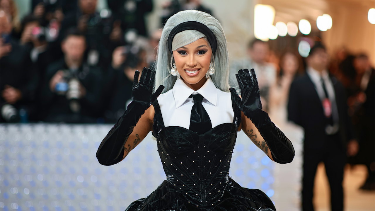 Полицията в Лас Вегас разследва Карди Би за хвърления микрофон срещу публиката