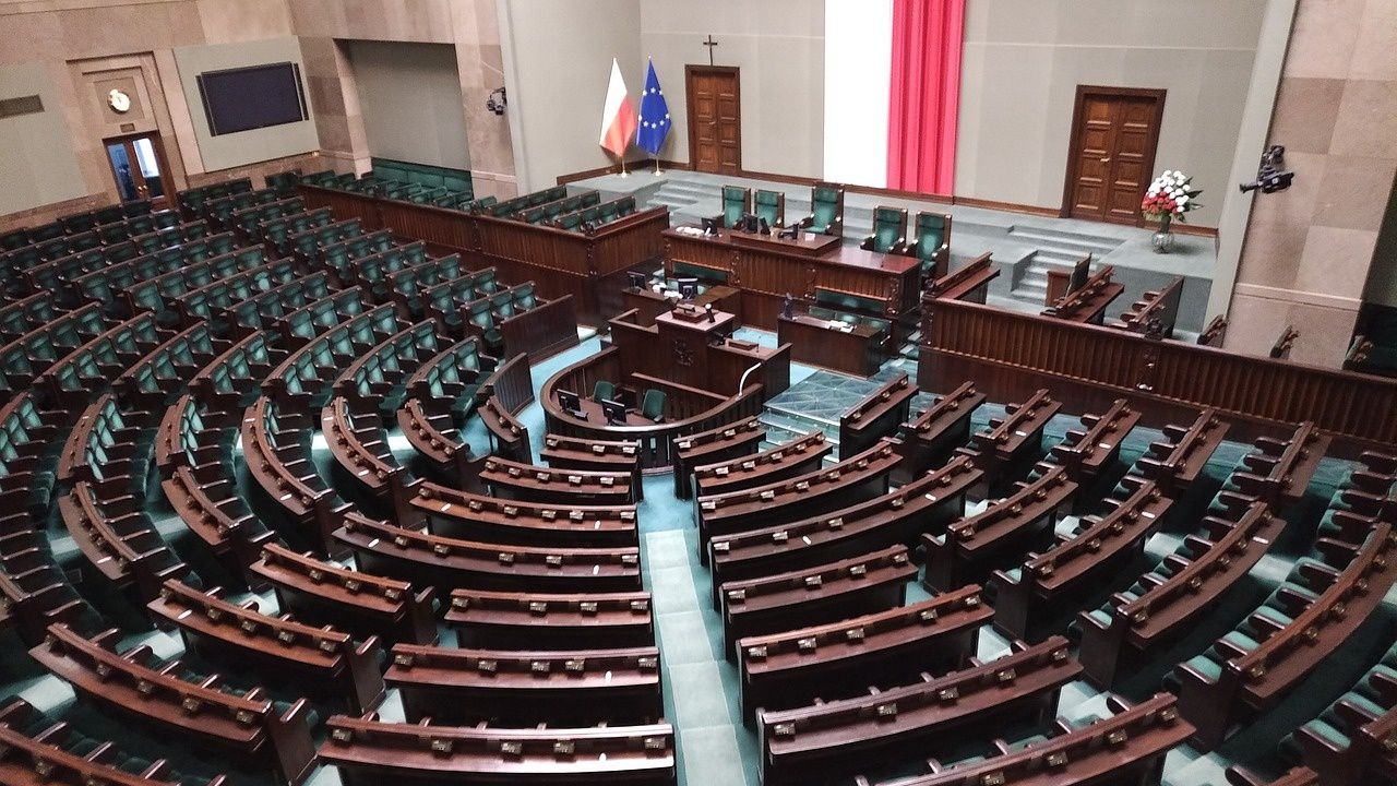 Свалиха имунитета на полски депутат, угасил свещи за Ханука
