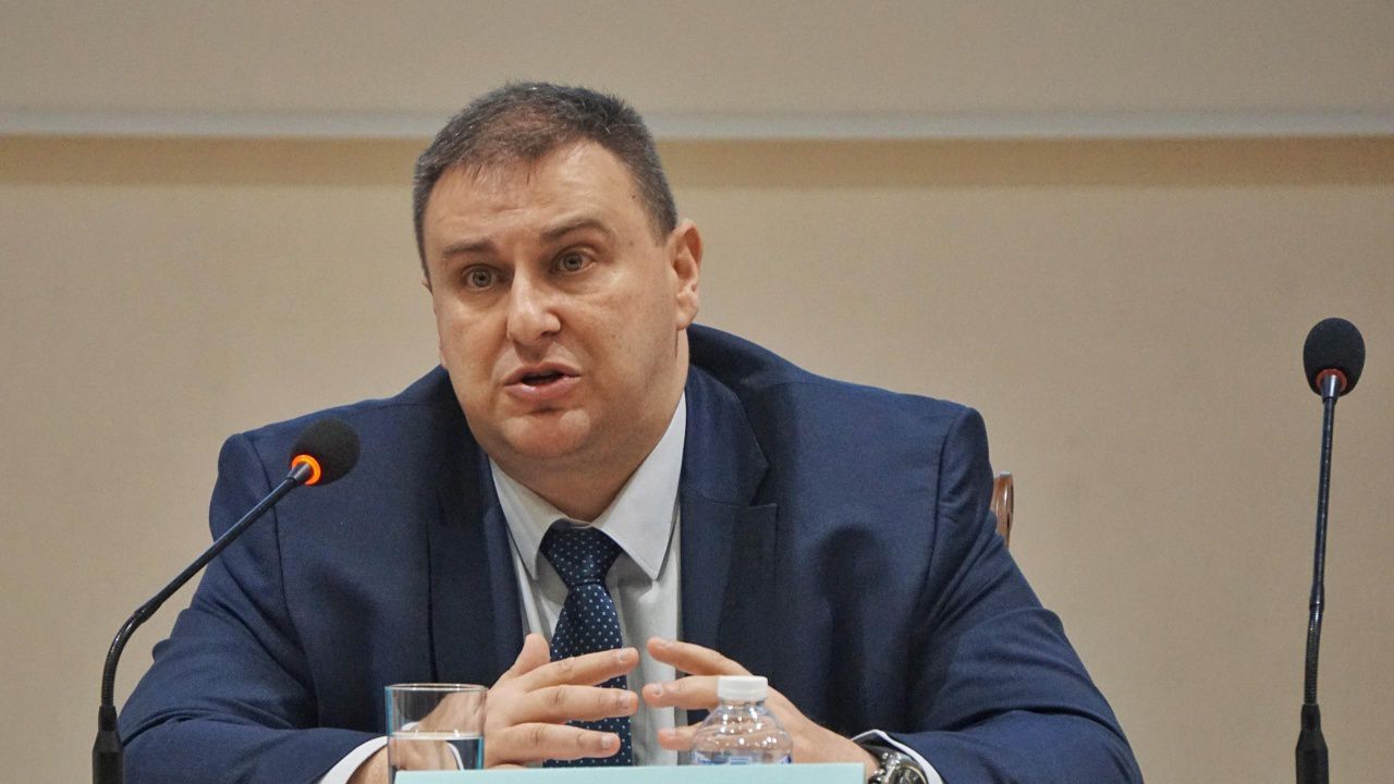 Емил Радев призова за стриктно прилагане на регулаторните мерки срещу злоупотребите чрез системи с изкуствен интелект