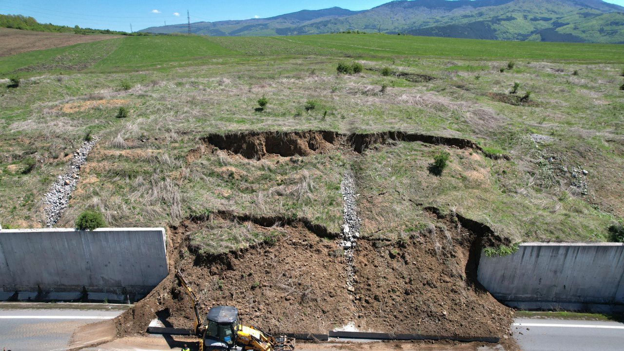Какви са версиите за срутването на АМ "Струма"?
