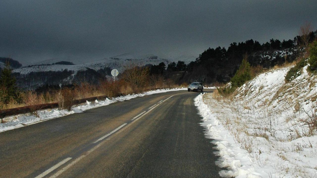 Сняг в края на юни изненада шофьорите на натоварен проход в Източна Турция