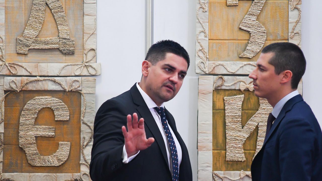 Радостин Василев дава брифинг утре