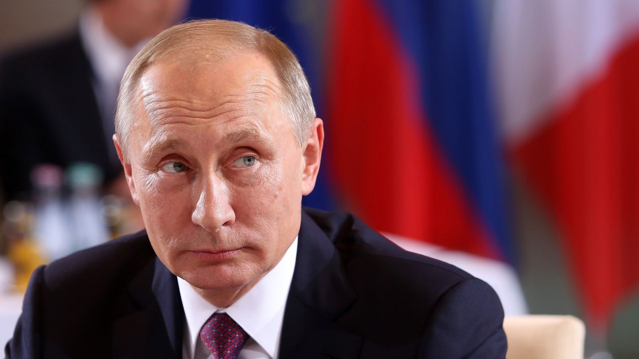 Путин помилва осъдения за убийството на журналистката Анна Политковская