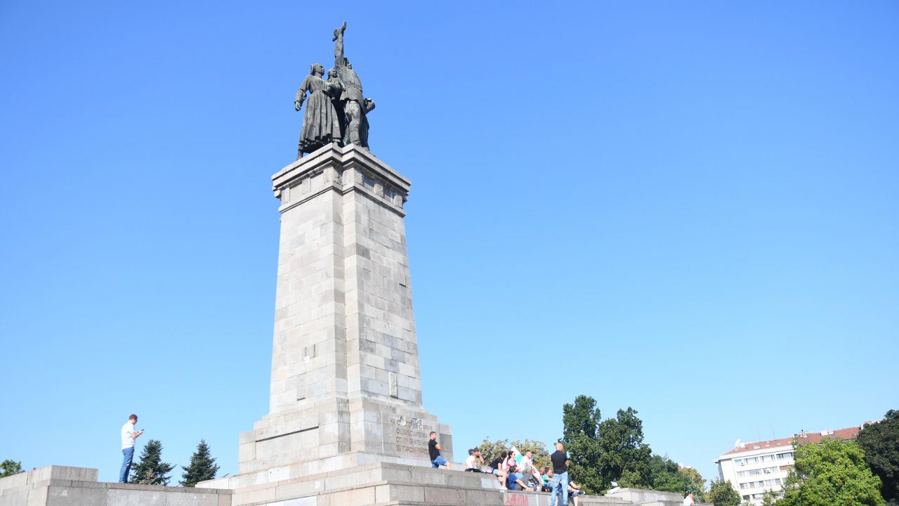 Защитниците на Паметника на Съветската армия с нов ход