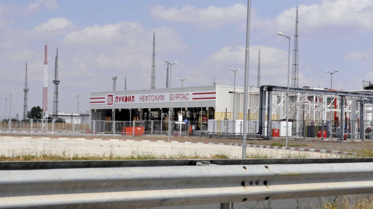 Данъчни, митничари и полиция започват проверки в складовете на „Лукойл“