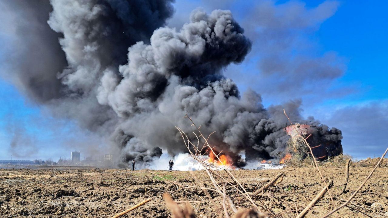 Пожар бушува във вилна зона край Русе