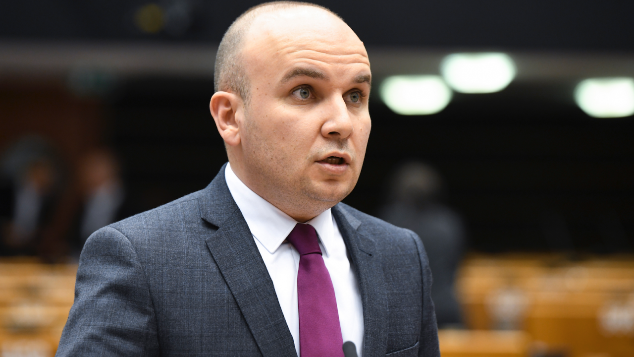 Илхан Кючюк поиска отлагане на гласуването на доклада за Северна Македония
