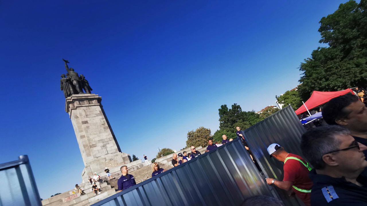 Какво символизира Паметникът на съветската армия? България или СССР?