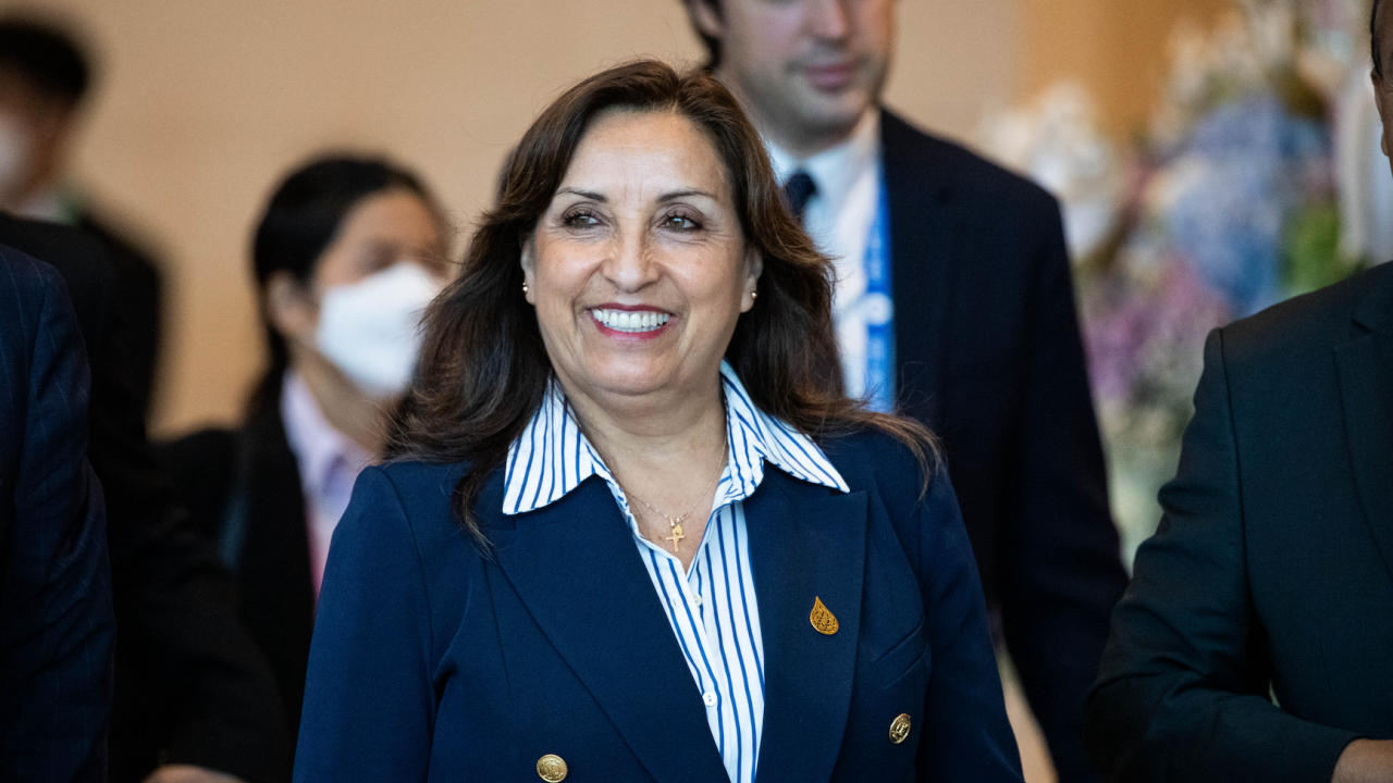 Президентката на Перу даде показания пред прокурори заради луксозните часовници и бижута