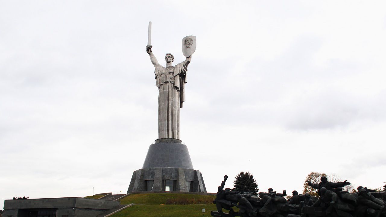 Премахнаха сърпа и чука от паметника "Родината майка" в Киев