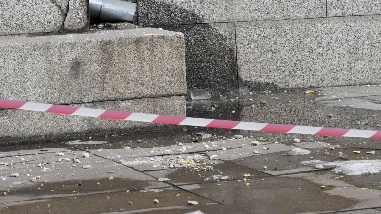 Паднала мазилка предизвика фрактура на черепа на мъж