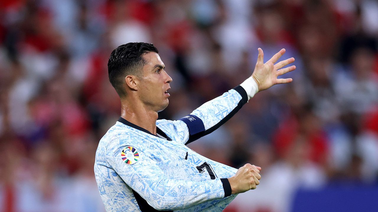 Фен скочи върху Роналдо